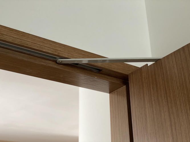 Cơ cấu đóng cửa tự động Hafele lắp đặt dễ dàng
